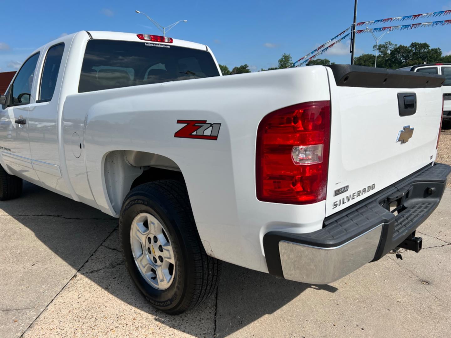 2009 White /Gray Chevrolet Silverado 1500 LT (1GCEC29029Z) with an 5.3 V8 engine, Automatic transmission, located at 4520 Airline Hwy, Baton Rouge, LA, 70805, (225) 357-1497, 30.509325, -91.145432 - 2009 Chevy Silverado Ext Cab LT 2WD ***One Owner*** 5.3 V8 Gas, 152K Miles, Power Windows, Locks & Mirrors, Cold A/C, Tow Pkg. FOR INFO PLEASE CONTACT JEFF AT 225 357-1497 CHECK OUT OUR A+ RATING WITH THE BETTER BUSINESS BUREAU WE HAVE BEEN A FAMILY OWNED AND OPERATED BUSINESS AT THE SAME LOCATION - Photo#7